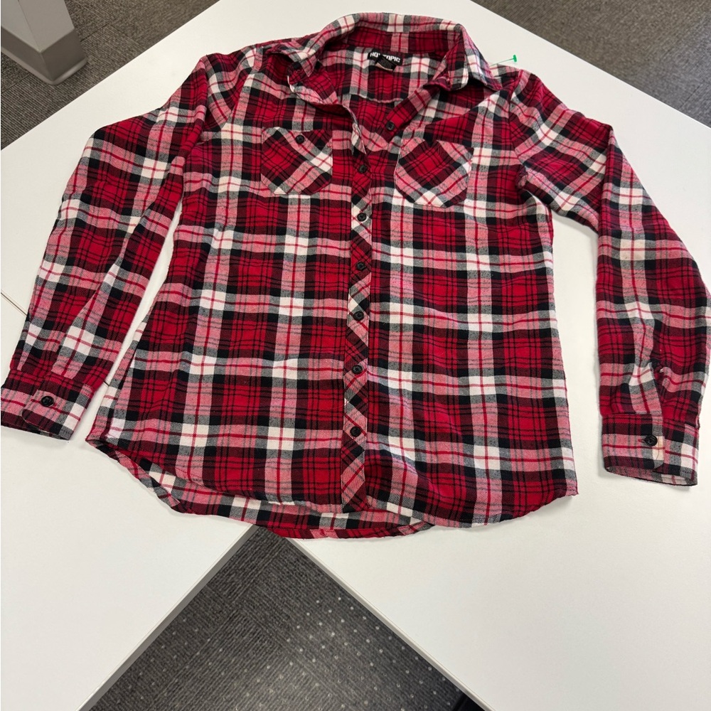 Women’s Hot Topic Red and Black Plaid Button Down Shirt size small